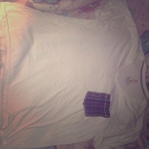 White top with embroidered pocket 🌷